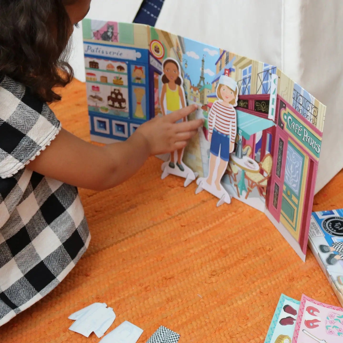 En dag i Paris - Paper doll set